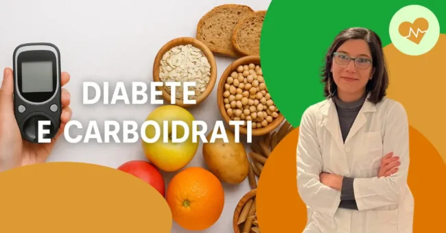 Mano che tiene un glucometro affiancato da alimenti ricchi di carboidrati come pane integrale, pasta, legumi e frutta, con il testo “Diabete e carboidrati” in sovraimpressione